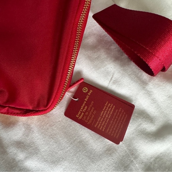 🆕 Lululemon Everywhere Belt Bag New Year Dark Red Gold - Picture 4 of 7